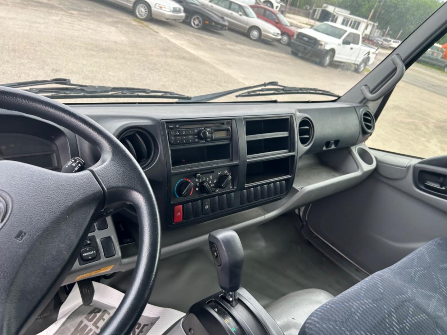 2016 White Hino XJC720 16' Box Truck (JHHRDM2H6GK) with an 5.1L 4cy engine, Automatic transmission, located at 1687 Business 35 S, New Braunfels, TX, 78130, (830) 625-7159, 29.655487, -98.051491 - Photo#9
